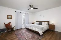 Charming Townhome with Two King Beds & Sep Bath - con encanto