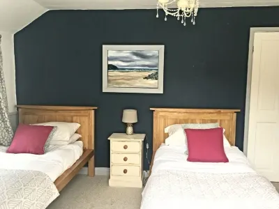 Croyde cottage with direct access to beach path, close to pubs and shops. Hotels near Surfer's Paradise Croyde Bay Campsite