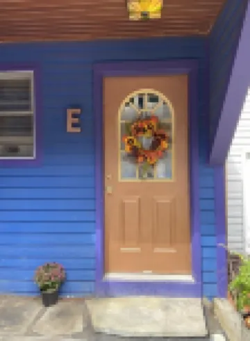 Large private apartment with view of the Old Jail Museum in historic Jim Thorpe.