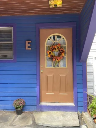 Large private apartment with view of the Old Jail Museum in historic Jim Thorpe.
