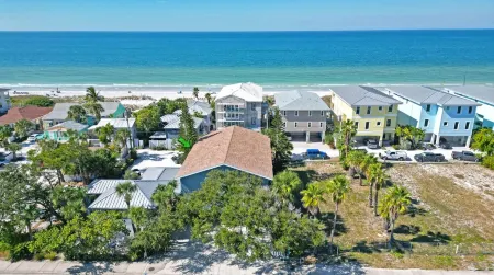 Indian Rocks Beach hidden gem 3/2 modern condo 2 minute walk to beach access
