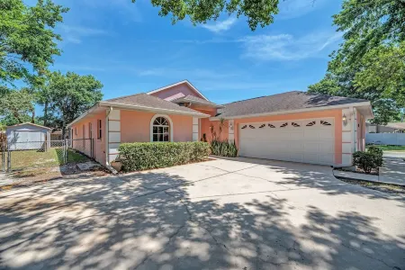 Family-Friendly Retreat: 2 Primary Bedrooms each with Ensuites Отели рядом с достопримечательностью «Селери Филдс»