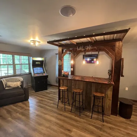 Spacious and cozy pet friendly chalet w/ hot tub & garden sauna