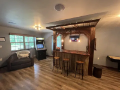 Spacious and cozy pet friendly chalet w/ hot tub & garden sauna