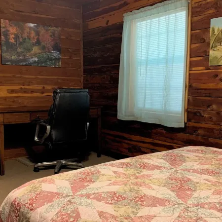 Beautiful Log Cabin. Sleeps 2-8. Reds Landing Boat Ramp .5 mi Away. A+ Fishing.