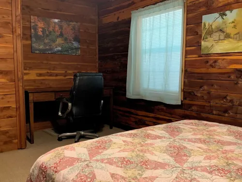 Beautiful Log Cabin. Sleeps 2-8. Reds Landing Boat Ramp .5 mi Away. A+ Fishing.