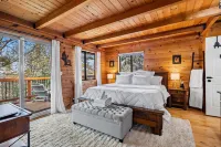 Spacious, Modern Mountain Cabin with Hot Tub Hotel dekat Pali Adventures