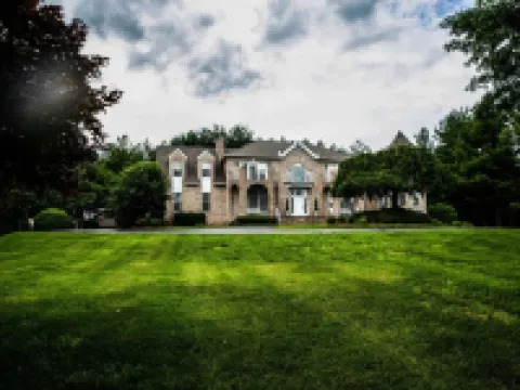 Gorgeous Chateau/House on 1.5 acres - in Annandale Center/ mins to Washington DC Hotels in Mason