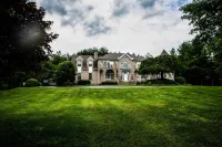 Gorgeous Chateau/House on 1.5 acres - in Annandale Center/ mins to Washington DC Washington University of Virginia 주변 호텔