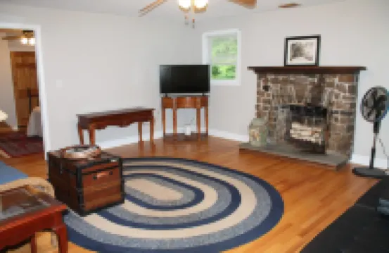 Guilford home -self check in, off-street parking