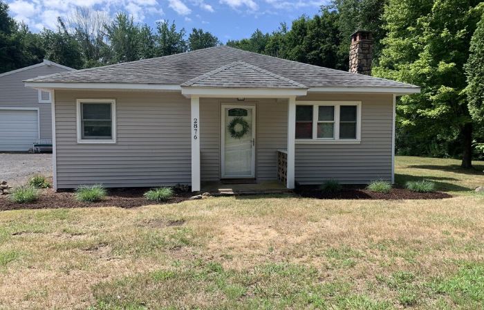 Guilford home -self check in, off-street parking