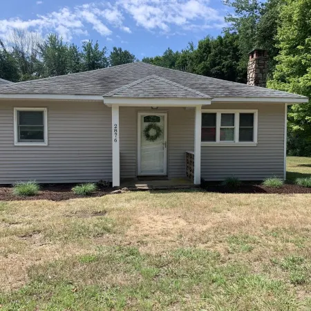 Guilford home -self check in, off-street parking