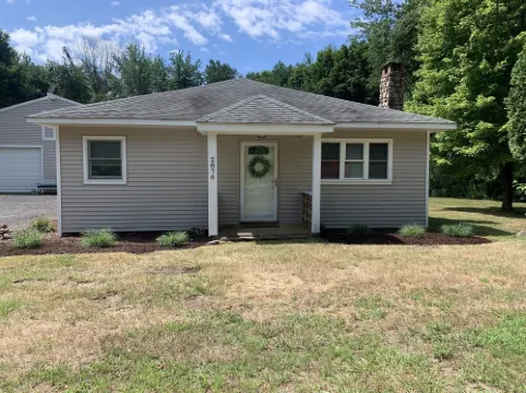 Guilford home -self check in, off-street parking