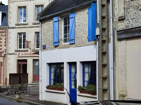 Maison de Ville au Bord de mer et des Plages du Débarquement Отели рядом с достопримечательностью «Camping Capfun Joncal»