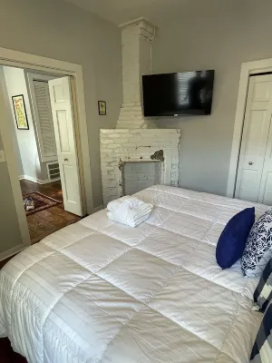 Historic King Bed Cottage, Pvt Parking, Pvt Patio, Flexible Cancellations