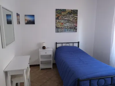 SPACIOUS AND QUIET APARTMENT IN A VILLA Hotels in Precotto