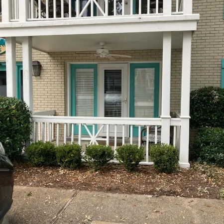 PRIME LOCATION! Beach 2 min walk / Village 5 min walk. New STUNNING Interior!