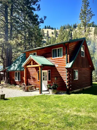 Riverfront Cozy Cabin with spacious hot tub on the Middle Fork Payette River.