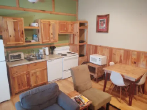 Deep Creek Apartment - Quaint very close to downtown BC & national park