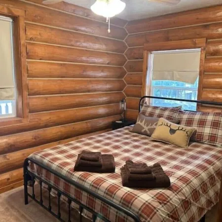 Cozy Log Cabin with private access to the Trinity River!