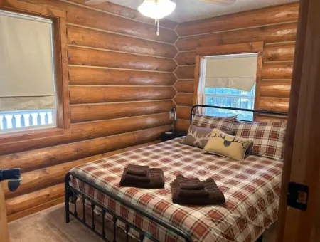 Cozy Log Cabin with private access to the Trinity River!