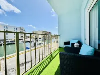 Coastal Charm: Waterfront, Free Parking, walk to the beach