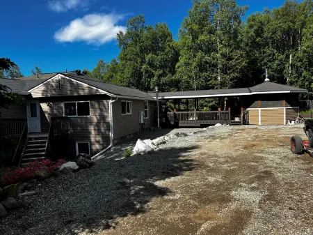 Large 4 Bedroom, Minutes from Mountains, Inlet, Airport and Downtown. Отели рядом с достопримечательностью «Зоопарк Аляска»