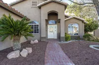New! Cozy Modern Pool Home, Close to Downtown and The Strip