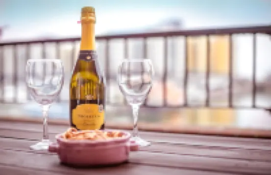 Beautiful Dawn - relax with stunning marina views