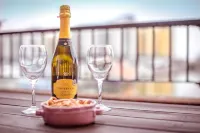 Beautiful Dawn - relax with stunning marina views