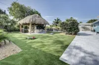 Less than a Mile to the beach! Walk to shops and beach! Villa pool house dream! -  Ferienhäuser