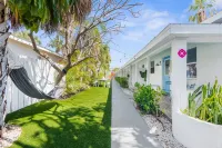 Free Night: 2 Units- Fun Beach + Lemon Vibes  [4Plex]