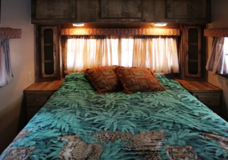 Cozy 80s Safari Style RV in Tranquil Bombay Beach with AC