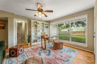 Spring Nights: Fire Pit, BBQ, Games, Pets, 1 Mile to TX A&M, 8 Car Parking
