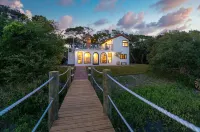 Marsh front villa on an acre. Private Dock + hot tub, steps from the beach