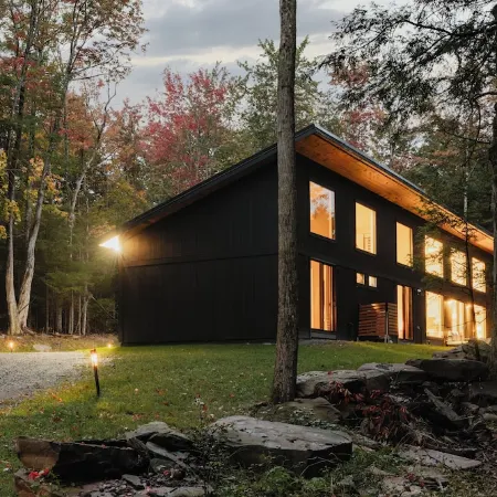 Modern Luxury 2-bedroom house in peaceful Haines Falls with AC, WiFi, Large TVs