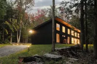 Modern Luxury 2-bedroom house in peaceful Haines Falls with AC, WiFi, Large TVs