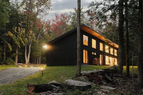 Modern Luxury 2-bedroom house in peaceful Haines Falls with AC, WiFi, Large TVs