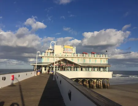 Spectacular views, direct oceanfront, separate bedroom !