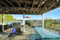 Large waterfront home w/ pool Hotels in Brick