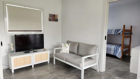 Chris's Shack at Maloneys Beach is the perfect getaway for your family. Отели рядом с достопримечательностью «Treasures from the Deep Opal and Shell Museum»