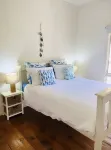 Coastal Queenslander- 2 minute walk to the beach!