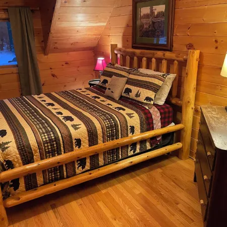 Lakefront Hemlock house on 3 acres, 5-Bdrm retreat on private lake, near casino