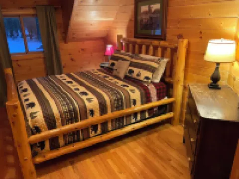 Lakefront Hemlock house on 3 acres, 5-Bdrm retreat on private lake, near casino