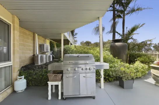 Resort Style Apartment (Ground Floor) - Pool & More. Pets Welcome.