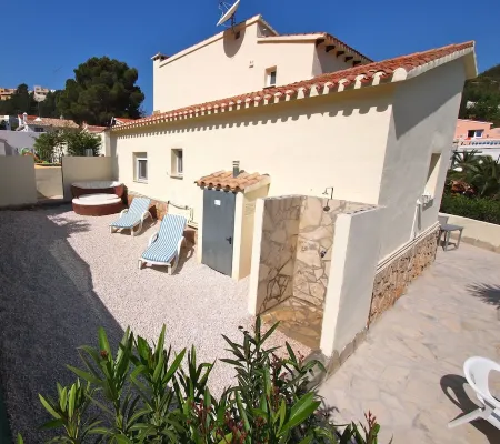 Charming Detached Holiday Home with Private Pool–Close to Beach and Fully Fenced