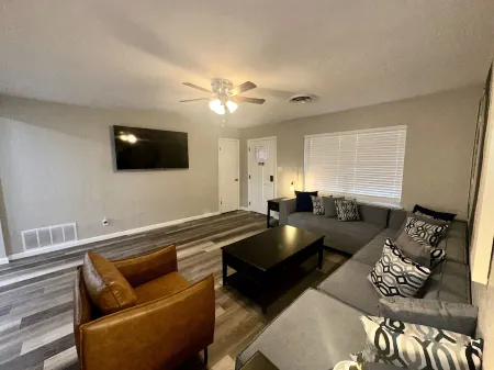 Close to Ft. Sill; Cozy 3 bedroom in quiet neighborhood; lots of amenities