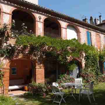 Very quiet apartment with garden in medieval residence in the heart of town Hotel Exterior