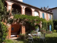 Very quiet apartment with garden in medieval residence in the heart of town Hotel a Cahors