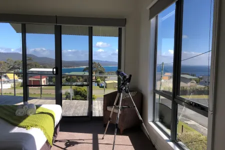 HIGH ON PACIFIC Luxury Beach House Binalong Bay - waterviews Отели в г. Биналонг Бэй